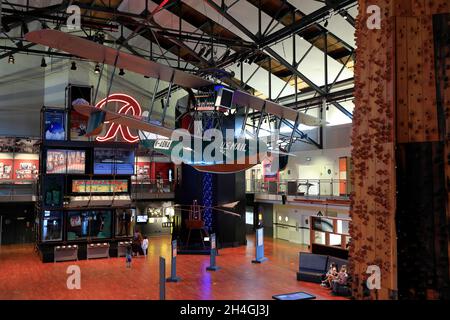 Grand Atrium of Museum of History & Industry avec Boeing B-1 et le panneau Neon R de Rainier Beer.Lake Union Park.Seattle.Washington.USA Banque D'Images