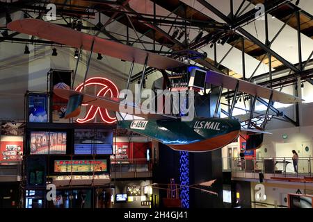 Grand Atrium of Museum of History & Industry avec Boeing B-1 et le panneau Neon R de Rainier Beer.Lake Union Park.Seattle.Washington.USA Banque D'Images