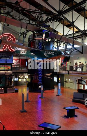 Grand Atrium of Museum of History & Industry avec Boeing B-1 et le panneau Neon R de Rainier Beer.Lake Union Park.Seattle.Washington.USA Banque D'Images