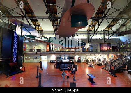 Grand Atrium of Museum of History & Industry avec Boeing B-1 et le panneau Neon R de Rainier Beer.Lake Union Park.Seattle.Washington.USA Banque D'Images