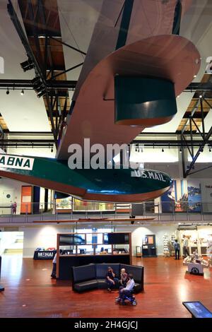 Grand Atrium of Museum of History & Industry avec Boeing B-1 et le panneau Neon R de Rainier Beer.Lake Union Park.Seattle.Washington.USA Banque D'Images