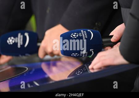 Munich, Allemagne.02 novembre 2021.Motif Edge, avec microphone Amazon Prime, microphones, gros plan, enregistrement d'objets.Service de diffusion en continu, diffusion de football.Football Champions League Group E/FC Bayern Munich - SL Benfica Lisbonne 5-2, ALLIANZARENA Muenchen le 2 novembre 2021 crédit: dpa/Alay Live News Banque D'Images