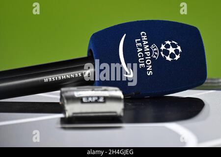 Munich, Allemagne.02 novembre 2021.Motif Edge, avec microphone Amazon Prime, microphones, gros plan, enregistrement d'objets.Service de diffusion en continu, diffusion de football.Football Champions League Group E/FC Bayern Munich - SL Benfica Lisbonne 5-2, ALLIANZARENA Muenchen le 2 novembre 2021 crédit: dpa/Alay Live News Banque D'Images