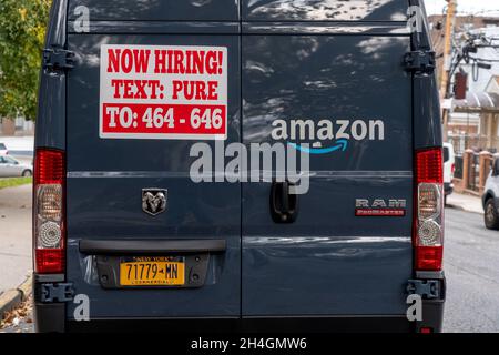 NEW YORK, NY - NOVEMBRE 02 : UNE « EMBAUCHE EN CE MOMENT ! »L'affiche est visible sur une fourgonnette de livraison Amazon le 02 novembre 2021 dans le quartier Queens de New York.Les entreprises de la ville de New York et de l'État de New York luttent pour embaucher des travailleurs.La plus grande pénurie de nouveaux employés dans les entreprises de services.Selon la chaîne CNN, c'est le problème partout aux États-Unis. Banque D'Images