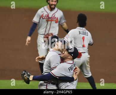 Houston, États-Unis.02 novembre 2021.Atlanta Braves Freddie Freeman (en bas à droite) fait équipe avec Austin Riley après avoir gagné les Astros de Houston dans le jeu six de la série mondiale MLB à minute Maid Park le mardi 2 novembre 2021 à Houston, Texas.Atlanta remporte le jeu de la série mondiale quatre à deux avec une victoire de 7-0 sur Houston.Photo de Maria Lasaker/UPI crédit: UPI/Alay Live News Banque D'Images