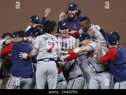 Houston, États-Unis.02 novembre 2021.Atlanta Braves célèbre la victoire sur les Astros de Houston après le match six dans la série mondiale MLB à minute Maid Park le mardi 2 novembre 2021 à Houston, Texas.Atlanta remporte le jeu de la série mondiale quatre à deux avec une victoire de 7-0 sur Houston.Photo de Johnny Angelillo/UPI crédit: UPI/Alamy Live News Banque D'Images