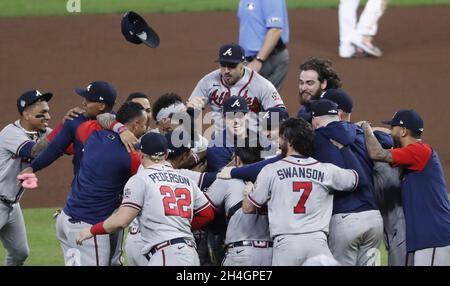 Houston, États-Unis.02 novembre 2021.Atlanta Braves célèbre la victoire sur les Astros de Houston après le match six dans la série mondiale MLB à minute Maid Park le mardi 2 novembre 2021 à Houston, Texas.Atlanta remporte le jeu de la série mondiale quatre à deux avec une victoire de 7-0 sur Houston.Photo de Johnny Angelillo/UPI crédit: UPI/Alamy Live News Banque D'Images