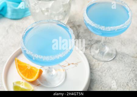 Verres de cocktail Blue Lagoon sur fond clair, gros plan Banque D'Images