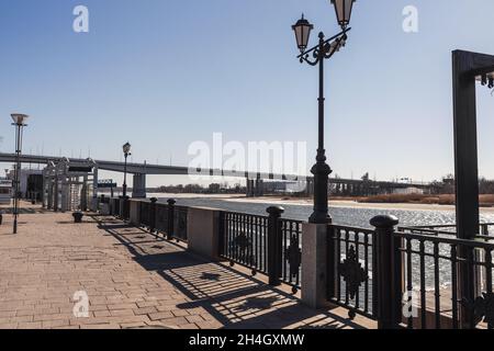 Vue sur le remblai de la rivière Don et le pont Voroshilovsky à Rostov-sur-Don, Russie Banque D'Images