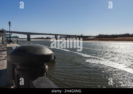 Vue sur le remblai de la rivière Don et le pont Voroshilovsky à Rostov-sur-Don, Russie Banque D'Images