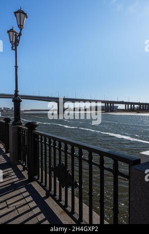 Vue sur le remblai de la rivière Don et le pont Voroshilovsky à Rostov-sur-Don, Russie Banque D'Images