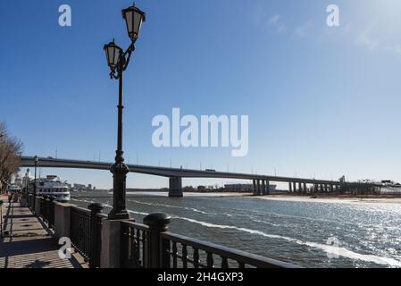 Vue sur le remblai de la rivière Don et le pont Voroshilovsky à Rostov-sur-Don, Russie Banque D'Images