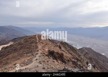 Vue depuis Dantes View, 5 575ft au-dessus du bassin de Badwater, parc national de la Vallée de la mort, Californie, États-Unis. Banque D'Images