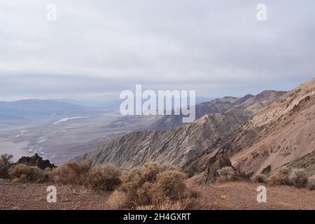 Vue depuis Dantes View, 5 575ft au-dessus du bassin de Badwater, parc national de la Vallée de la mort, Californie, États-Unis. Banque D'Images