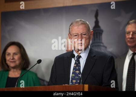 Le sénateur américain Jim Inhofe (républicain de l'Oklahoma) fait des remarques sur le National Defense Authorization Act (NDAA) lors d'une conférence de presse au Capitole des États-Unis à Washington, DC, USA, le mardi 2 novembre,2021. Photo de Rod Lamkey/CNP/ABACAPRESS.COM Banque D'Images