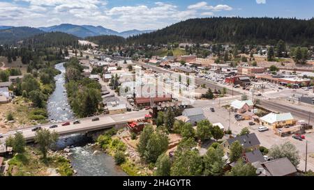 Le soleil de l'après-midi brille sur l'architecture historique de l'époque de la ruée vers l'or du centre-ville de Truckee, Californie, États-Unis. Banque D'Images