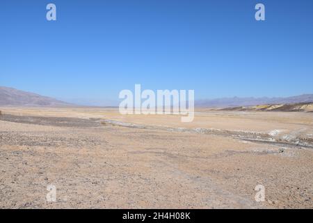 Vues sur l'extrémité nord de la vallée de la mort depuis Harmony Borax Works près de Furnace Creek, parc national de la vallée de la mort, Californie, États-Unis. Banque D'Images