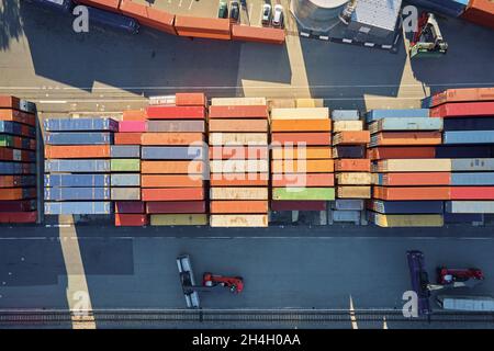 Entrepôt de conteneurs sur plate-forme avec grues et chariots élévateurs, vue aérienne.Concept commercial et logistique, transport de marchandises.Katy Wroclawskie, Pologne - 29 octobre 2021 Banque D'Images