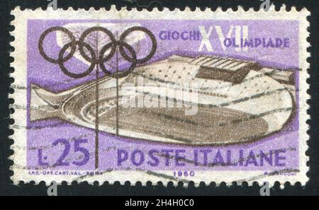 ITALIE - VERS 1960 : timbre imprimé par l'Italie, montre le stade, vélodrome des XVIIe Jeux Olympiques, vers 1960 Banque D'Images