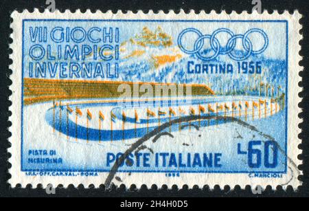 ITALIE - VERS 1956: Timbre imprimé par l'Italie, montre le stade à Cortina, course de glace, lac Misurina, vers 1956 Banque D'Images