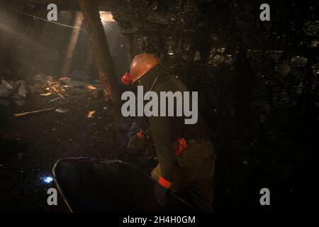 Des hommes extraient du charbon d'une mine informelle de Nalaikh, un district urbain pauvre à 36 km à l'est de la capitale Oulan-Bator, Mongolie, le 16 janvier 2019.Le clande Banque D'Images