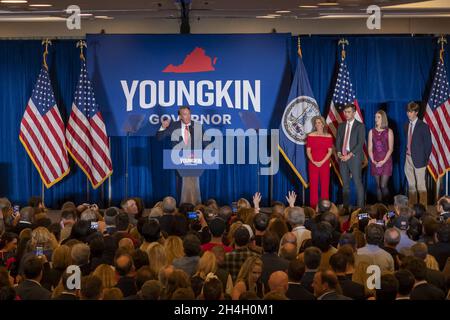Glenn Youngkin, candidat républicain au poste de gouverneur de Virginie, prononce son discours de victoire à l'hôtel Westfields Marriott de Chantilly, en Virginie, le mercredi 3 novembre 2021.Youngkin s'est présenté contre le candidat démocrate et l'ancien Virginia Gov.Terry McAuliffe pour l'élection du gouverneur de Virginie.Photo de Ken Cedeno/UPI crédit: UPI/Alay Live News Banque D'Images