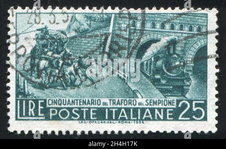 ITALIE - VERS 1956 : timbre imprimé par l'Italie, montre Mail Coach et tunnel Exit, vers 1956 Banque D'Images