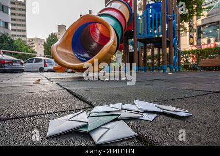 Takjis en papier sur le sol de l'aire de jeux Banque D'Images