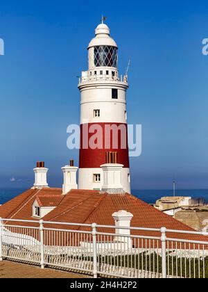 Phare rouge et blanc, phare de Trinity House, tour Victoria, Europa point, Gibraltar,Territoire d'outre-mer, Royaume-Uni Banque D'Images