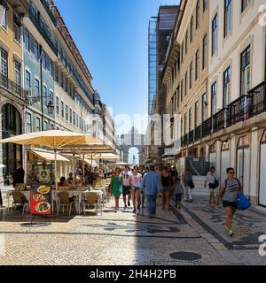 Rue piétonne animée Rua da Augusta dans le quartier de la vieille ville de Baixa, Lisbonne, Portugal Banque D'Images