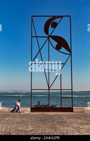 Sculpture métallique sur le Tage, dédiée à l'artiste Jose Sobral de Almada Negreiros, Ribeira das Naus, Lisbonne, Portugal Banque D'Images