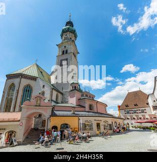 Place du marché et de l'église paroissiale Saint-Nicolas, située dans le Tyrol, Tyrol, Autriche Banque D'Images