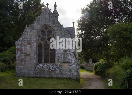 La Chapelle de notre Dame de bonne Nouvelle et sa fontaine, Locronan (Lokorn), Finistère, Bretagne, France Banque D'Images