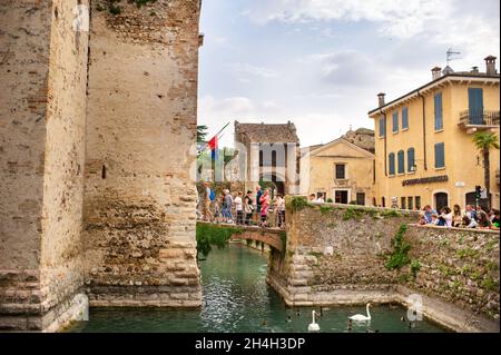 Sirmione, Italie-9 octobre 2018: Les gens se détendent dans la ville de Sirmione près du château de Scaligera. Banque D'Images