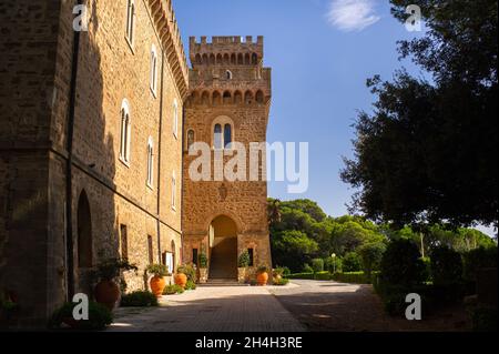 Le château de Paschini est un château de style médiéval situé à Castiglioncello, en Toscane.Italie, Livourne. Banque D'Images