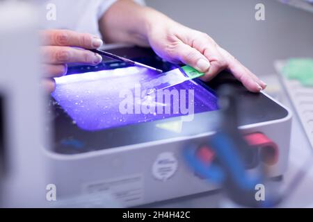 Traitement des échantillons dans un laboratoire d'histologie, Fribourg, Bade-Wurtemberg, Allemagne Banque D'Images