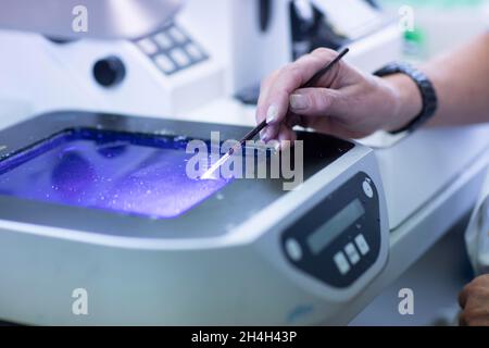 Traitement des échantillons dans un laboratoire d'histologie, Fribourg, Bade-Wurtemberg, Allemagne Banque D'Images