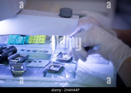 Traitement des échantillons dans un laboratoire d'histologie, Fribourg, Bade-Wurtemberg, Allemagne Banque D'Images