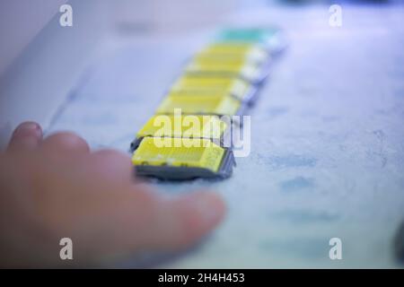 Traitement des échantillons dans un laboratoire d'histologie, Fribourg, Bade-Wurtemberg, Allemagne Banque D'Images