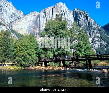 La région de Yosemite Fall et passerelle sur la rivière Merced, Yosemite National Park, California, USA. Banque D'Images
