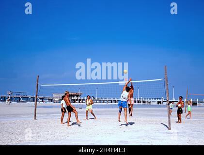 Groupe de jeunes jouant au volley-ball sur la plage, Clearwater, Floride, États-Unis. Banque D'Images