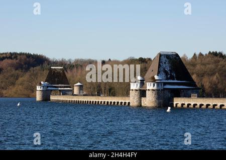 Barrage, Moehnesee, pays aigre, Rhénanie-du-Nord-Westphalie,Allemagne Banque D'Images