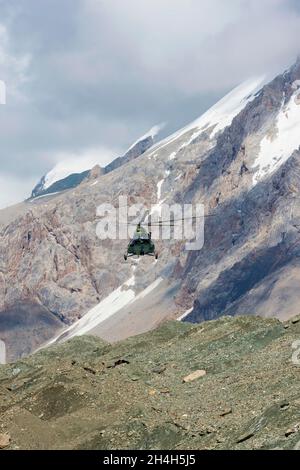 Atterrissage en hélicoptère au camp de base de Khan Tengri, montagnes Central Tian Shan, frontière avec l'onu au Kirghizistan, Kirghizistan, Chine Banque D'Images