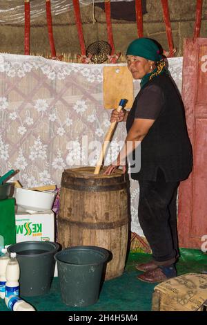 Femme kirghize mélangeant des kumis pendant le processus de fermentation, lac Song Kol, province de Naryn, Kirghizistan, Asie centrale Banque D'Images