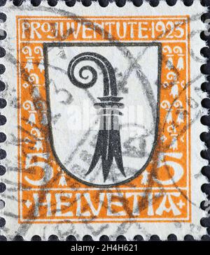 Suisse - Circa 1923: Timbre-poste imprimé en Suisse montrant une blason blanche avec un crook stylisé du canton suisse de Bâle o Banque D'Images