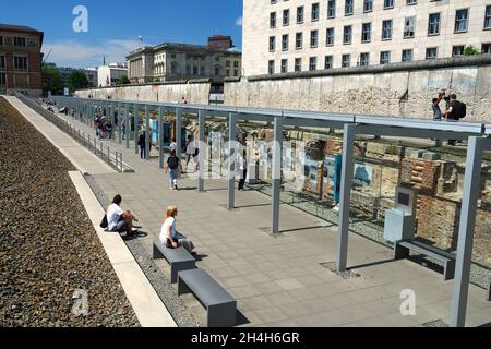 Ancien site de la Gestapo, de la SS et du bureau principal de la sécurité de Reich, exposition Topography of Terror, vestiges du mur à l'arrière et de Detlev Banque D'Images