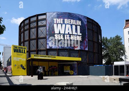 Salle d'exposition, le mur de Berlin, Checkpoint Charly, Berlin, Allemagne Banque D'Images