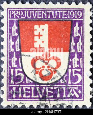 Suisse - Circa 1919: Timbre-poste imprimé en Suisse avec une blason rouge et blanc et une clé du canton suisse d'Oberwalden Banque D'Images