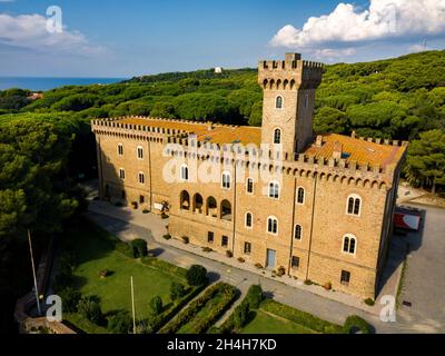 Le château de Paschini est un château de style médiéval situé à Castiglioncello, en Toscane.Italie, Livourne. Banque D'Images