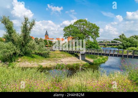 Vue de la Maison des rivières sur l'île du pétrole jusqu'à l'île de la vieille ville, Havelberg, Saxe-Anhalt, Allemagne Banque D'Images